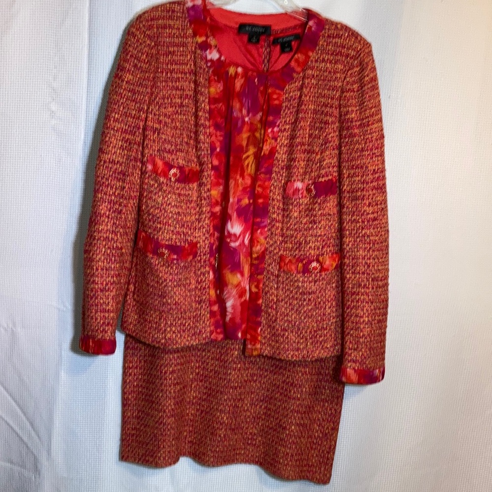 St. John 3-Piece Skirt Suit (Jacket, Skirt, Blouse) in Poppy Multi. Size 10-12.